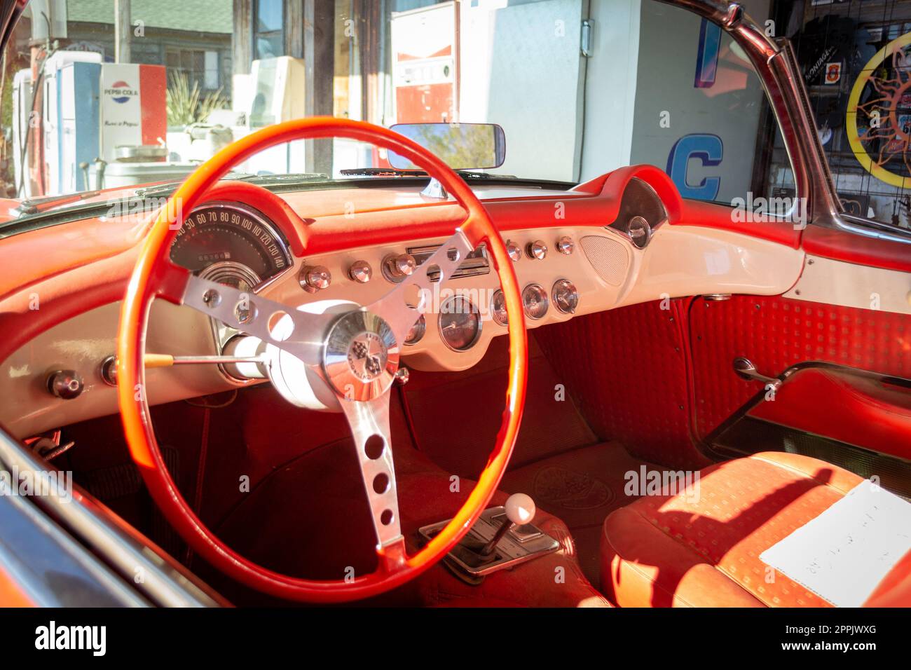 Interieur des Chevrolet Corvette C1 in der 50er-er-Jahre-Edition, Cabrio, Lenkrad und Sitze, komplett restauriert Stockfoto