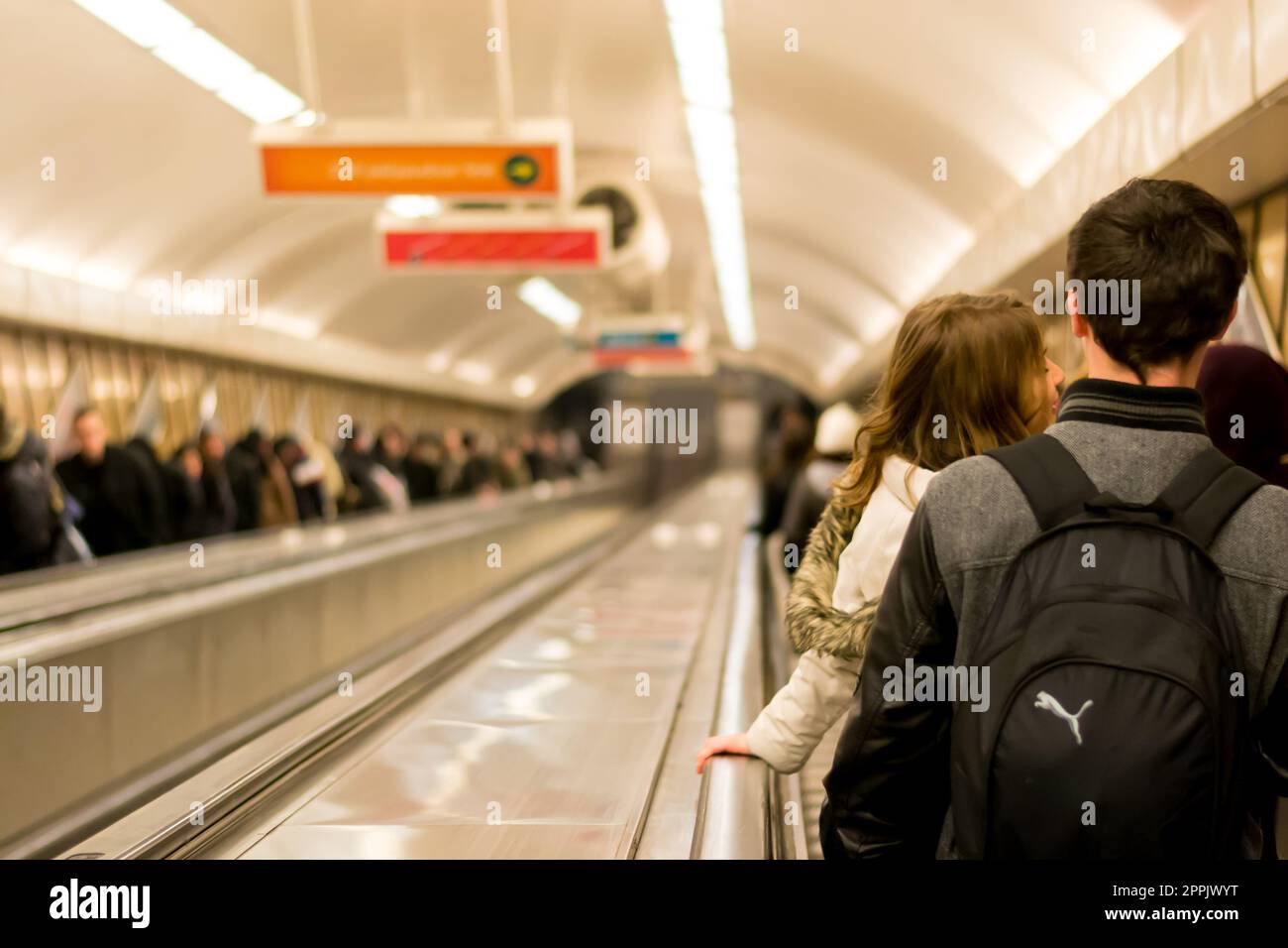 Budapest Ungarn: Menschen, Pendler, die auf den überfüllten und dicht besiedelten Rolltreppen einer U-Bahn- oder U-Bahn-Station in Budapest unterwegs sind. Hauptverkehrszeit. Stockfoto