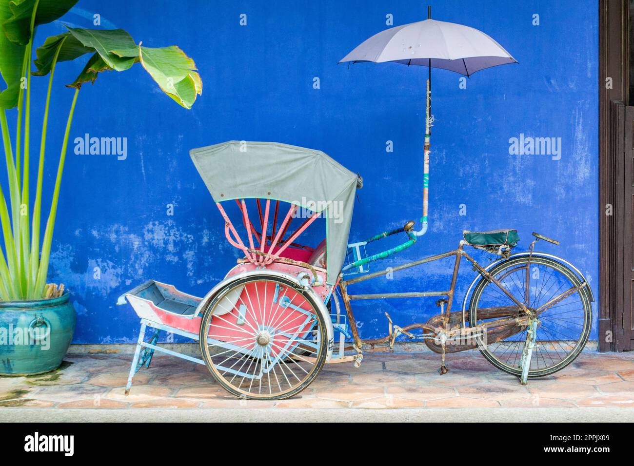 Vorderbild der Rikschas im Blue Mansion (Cheong Fatt Tze Mansion) in Georgetown, Penang. Stockfoto