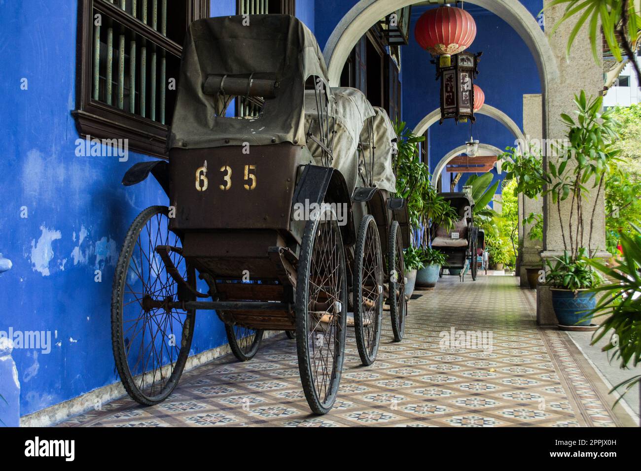 Vorderbild der Rikschas im Blue Mansion (Cheong Fatt Tze Mansion) in Georgetown, Penang. Stockfoto