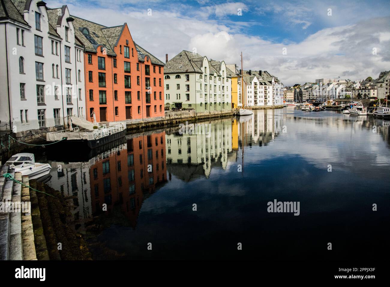 Historische Häuser am Kanal der Stadt Alesund, Norwegen Stockfoto