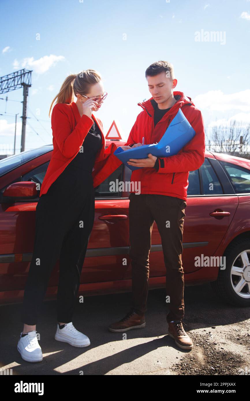 Fahrlehrer und Studentin im Prüfungswagen. Stockfoto