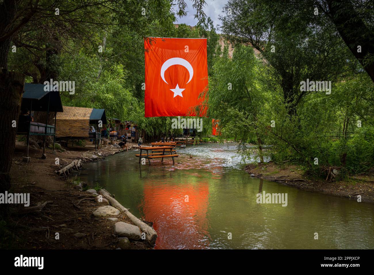 Tische und Restaurants am Fluss im ihlara-Tal Stockfoto