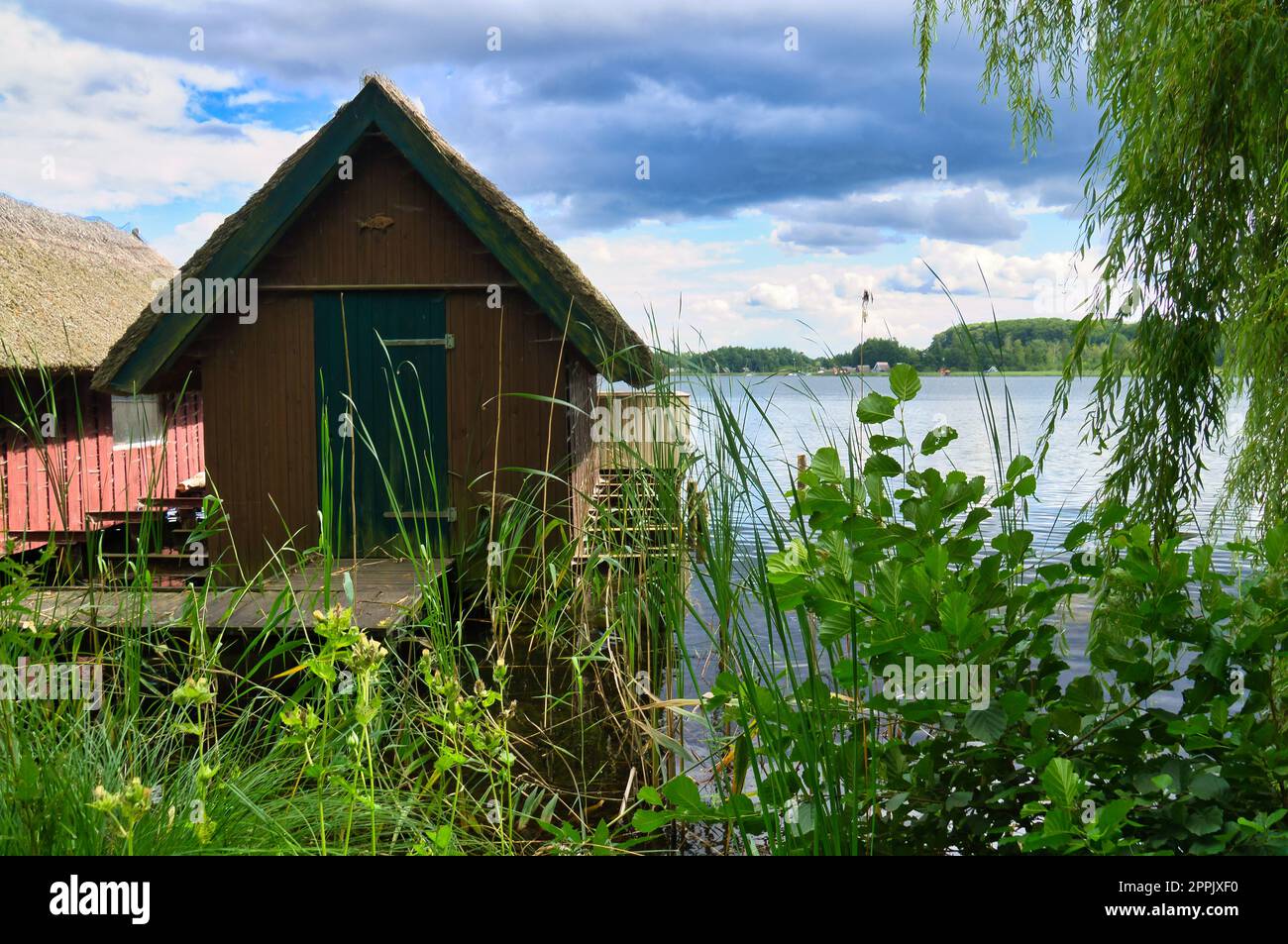 Angelhütte am See nahe Krakau am See. Binnenfischerei. Weindach auf dem Haus Stockfoto