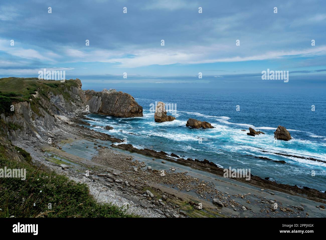 Abriebplattform am Strand von La Arnia, felsige Küste von Costa Quebrada, Broken Coast, Pielagos, Kantabrien, Spanien Stockfoto