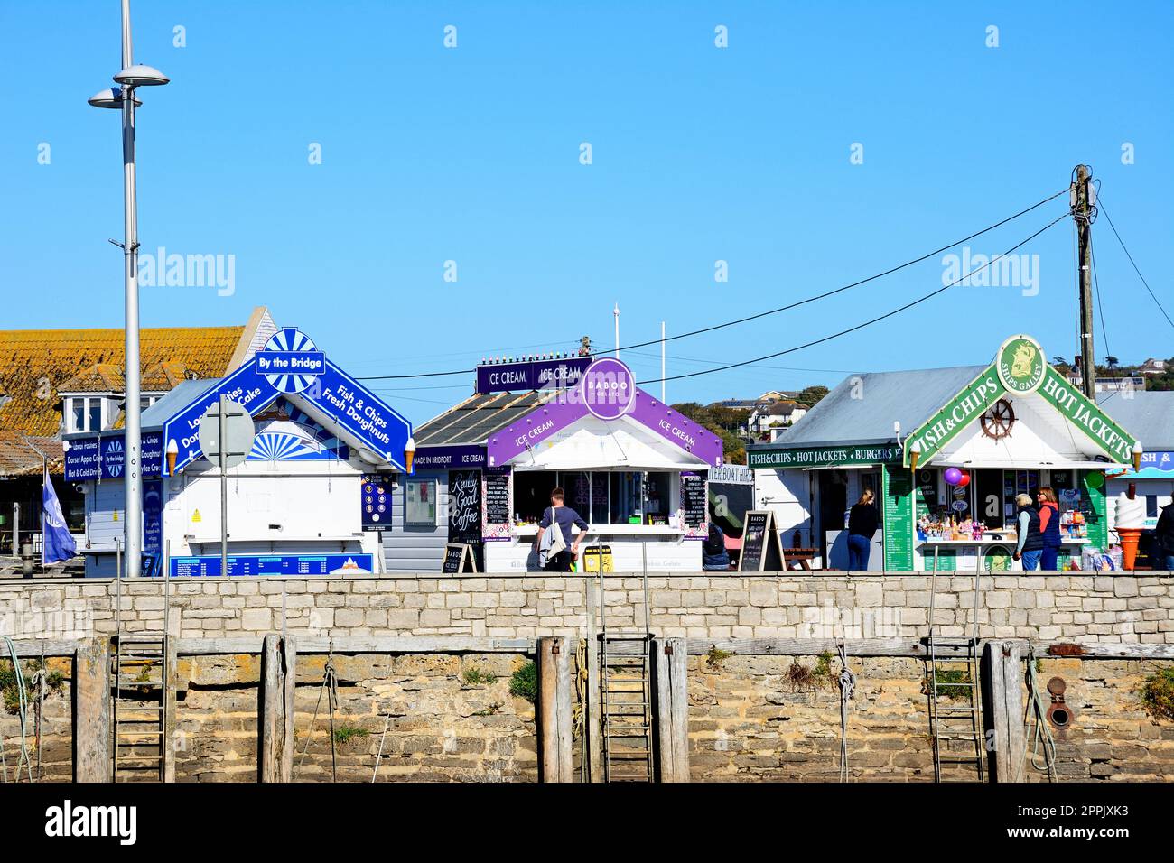 Für Touristen gibt es Imbissstände am Hafen in der Stadt, West Bay, Dorset, Großbritannien, Europa. Stockfoto