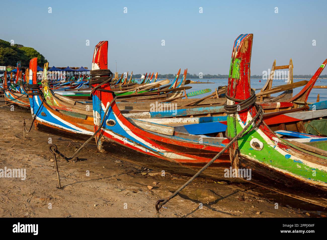 Die hölzernen Fischerboote des Taungthaman Lake in Mandalay Stockfoto