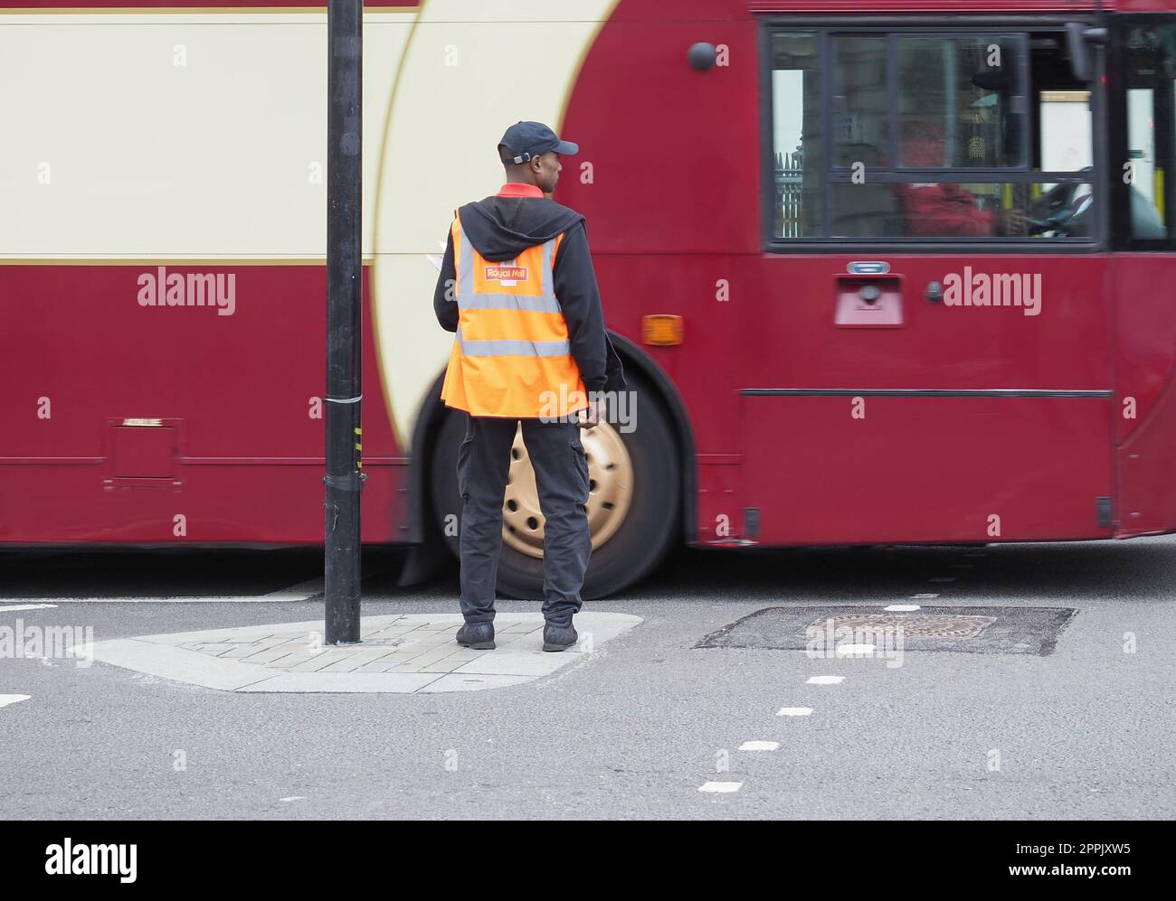 Der Postbote von Royal Mail liefert Post in London Stockfoto