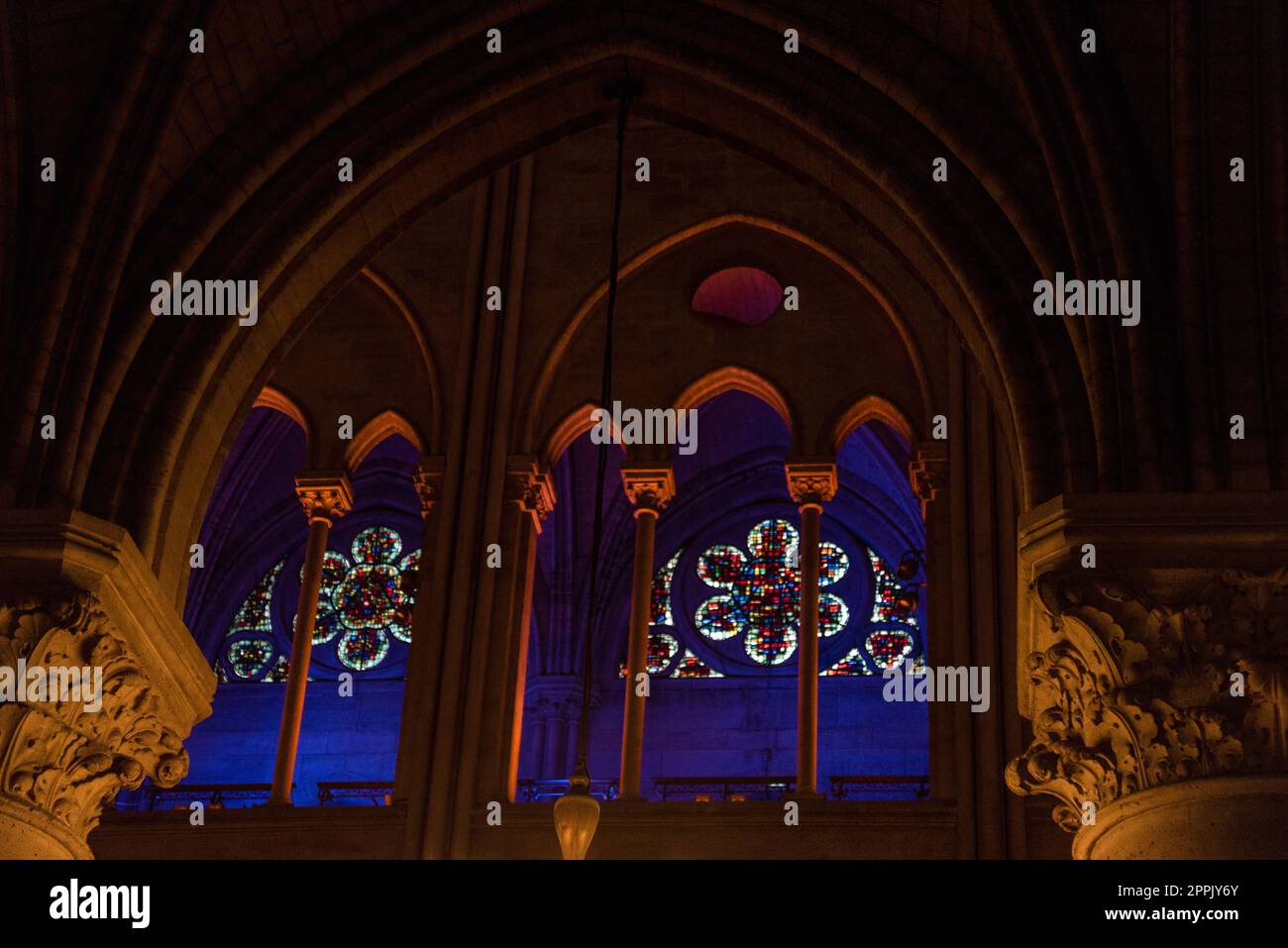Künstlerische Lichtinstallation in der Kathedrale Notre Dame in Paris vor dem Feuer Stockfoto