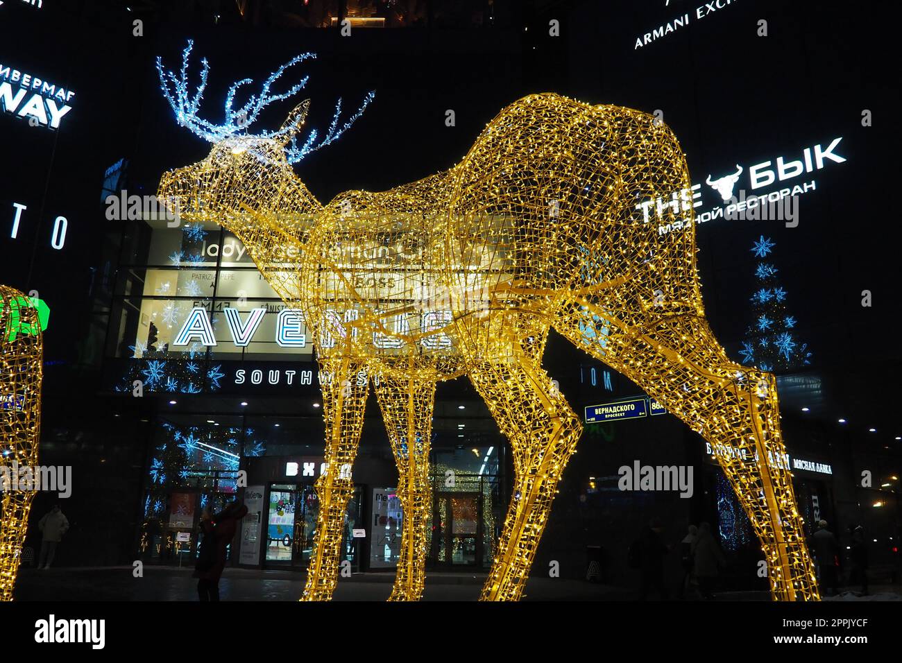 Moskau, Russland, Januar 17 2023 Metro Yugo-Zapadnaya. Weihnachtsdekorationen vor dem Einkaufszentrum. Silvester-Straßendekoration in Form von glitzernden Hirschen. Hirschfigur aus gelben Goldgirlanden. Stockfoto