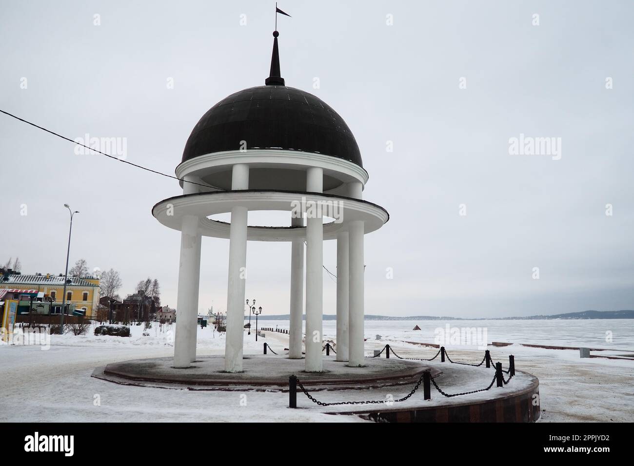 Petrozavodsk, Karelien, Russland, 16. Januar 2023. Arbor-Rotunde mit einem Turm am Ufer des Onega-Sees. Architektur im klassischen Stil. Symbol der Stadt und Veranstaltungsort für Hochzeitszeremonien. Stockfoto