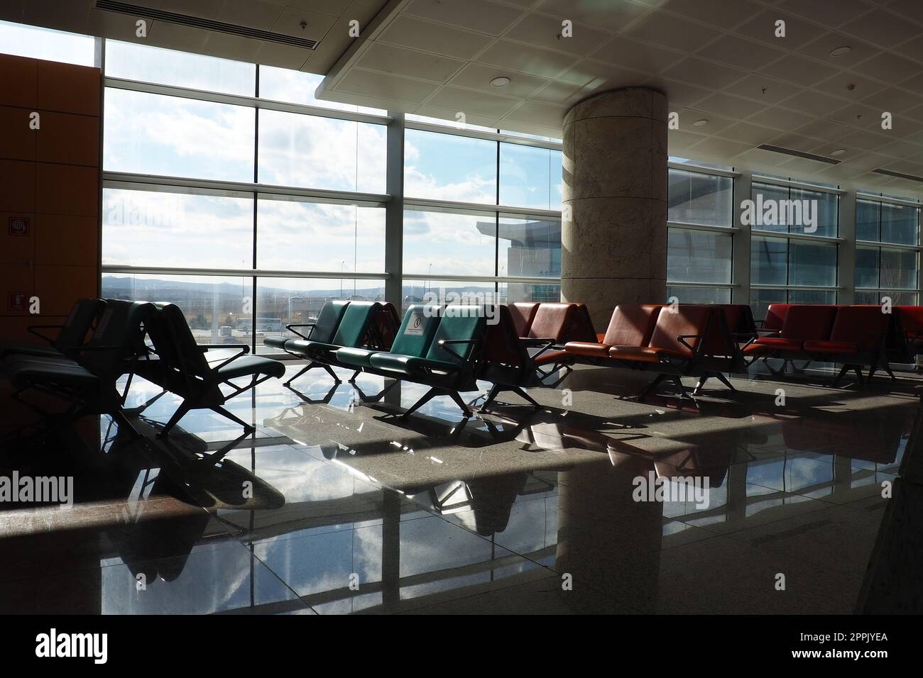 Ankara, Türkei, Flughafen Esenboga Havalimani. Der Wartezimmer, ein Platz am Flughafen, der für den Aufenthalt von Passagieren ausgestattet ist, die den Check-in und die Kontrolle bestanden haben und auf ihren Flug warten. Stockfoto