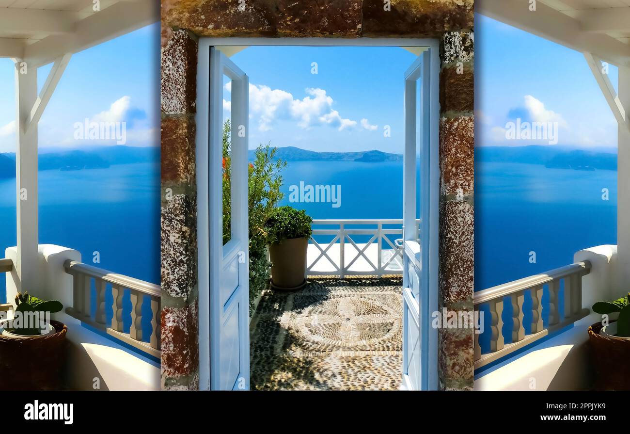 Schöner Meerblick vom Balkon. Die Insel Santorini, Griechenland. Stockfoto
