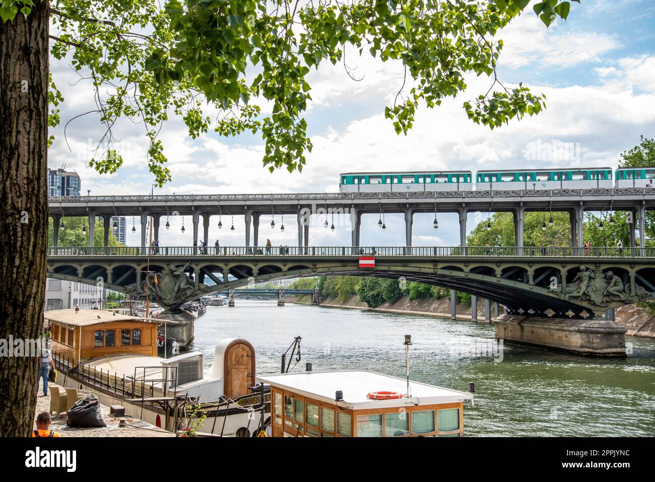 Eine Metro, die die Brücke Bir Hakeim über die seine in Paris überquert Stockfoto