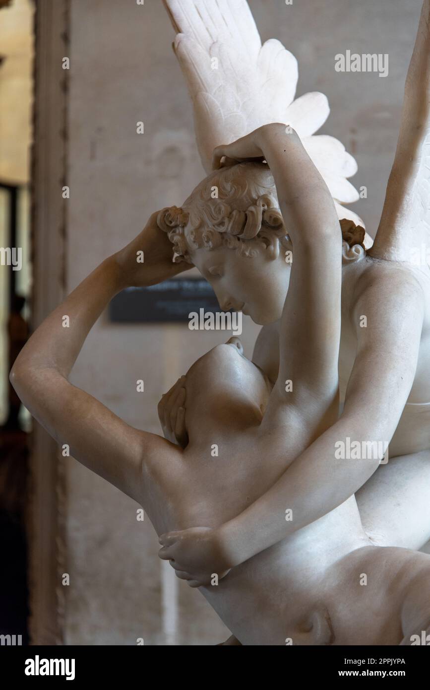 Wunderschöne antike Skulpturen im Louvre in Paris Stockfoto