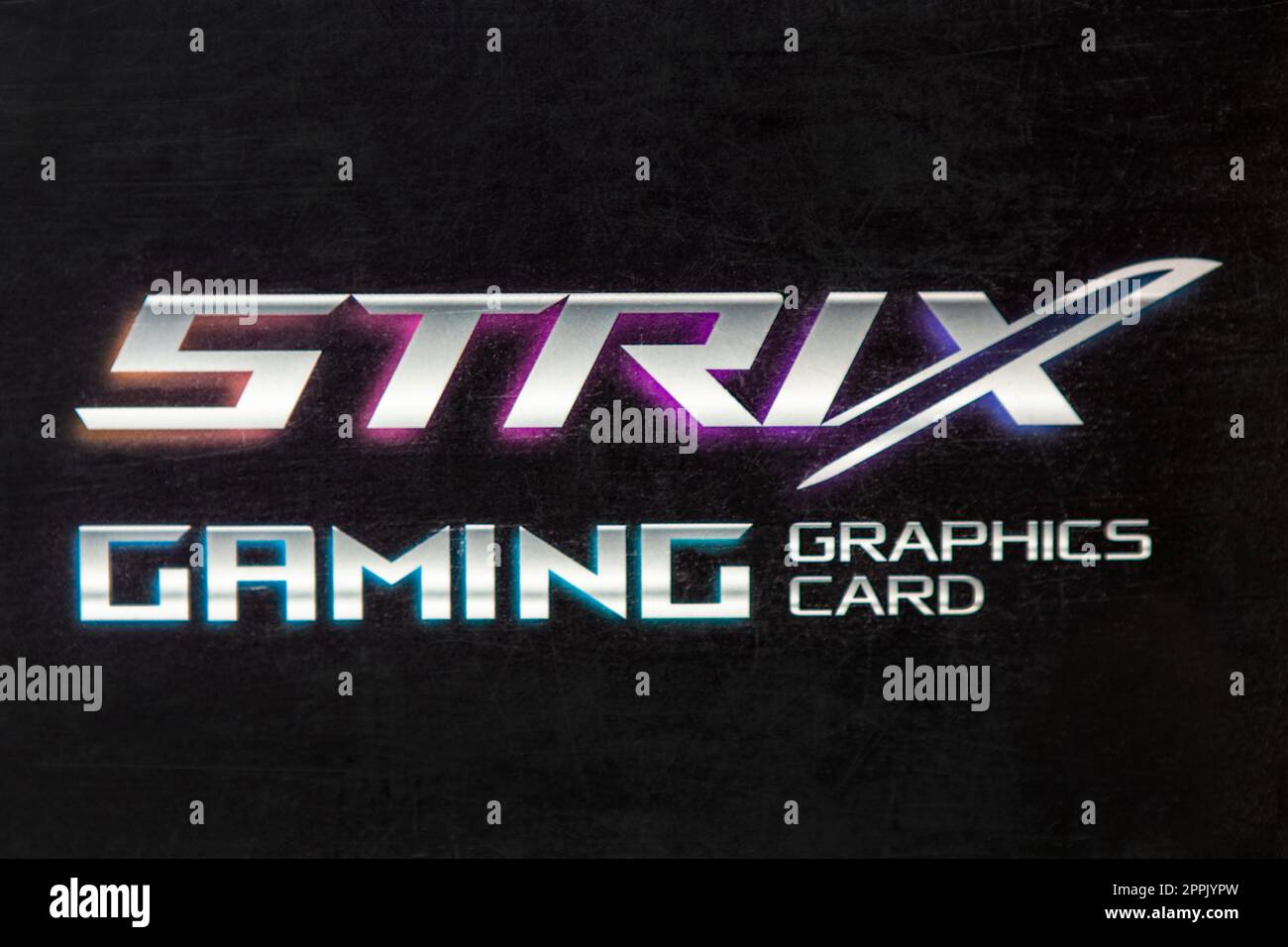 Kiew, Ukraine - 27. Januar 2022: Box mit Grafikkarte mit Inschrift ASUS ROG Strix Gaming. RTX 4060, 4070, 4080, 4090 Ti-Paket mit Logo und technischem Hintergrund. Stockfoto