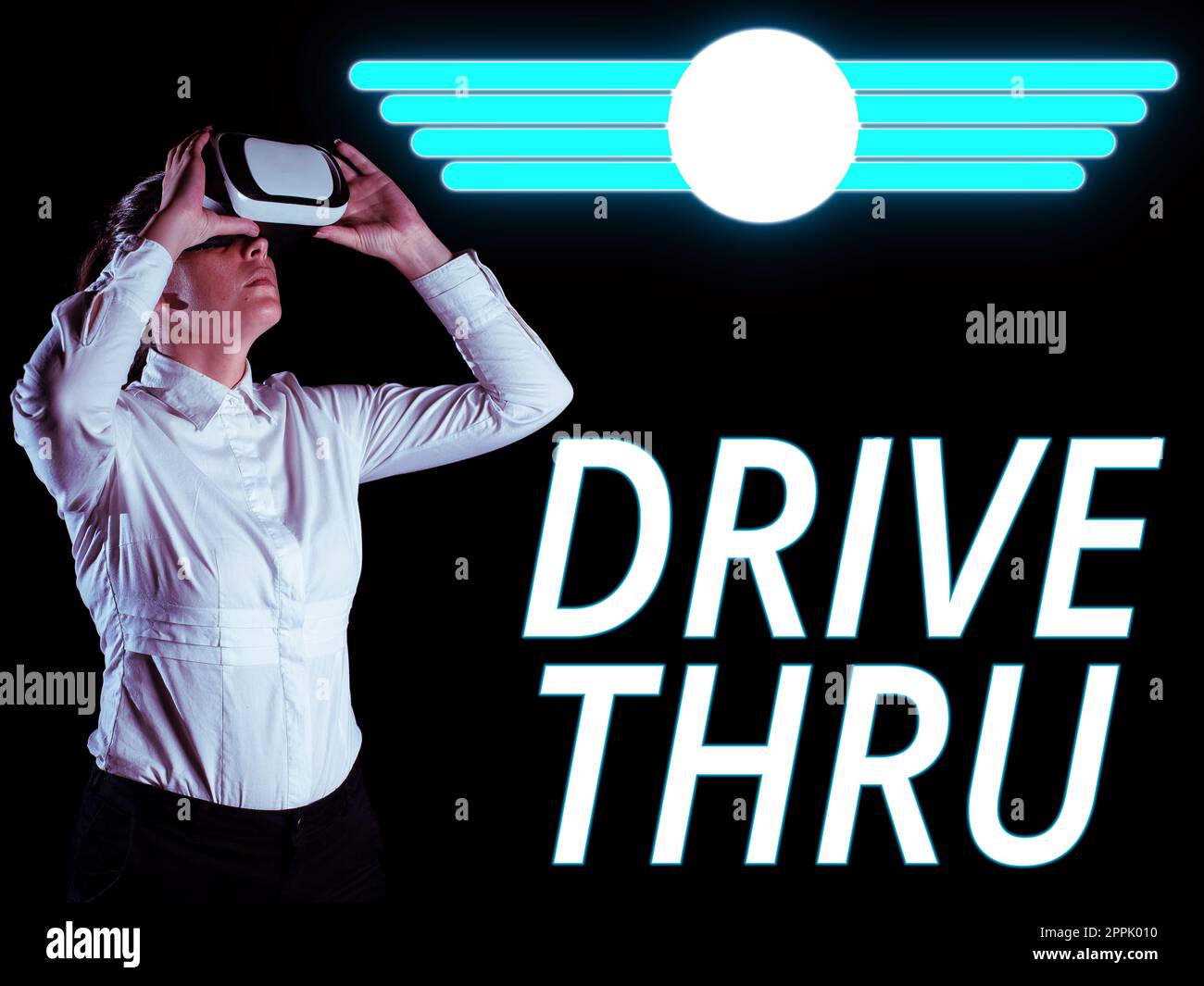 Schild mit der Aufschrift Drive Thru. Konzept bedeutet Ort, an dem Sie die Art des Service erhalten können, indem Sie ihn durchfahren Stockfoto