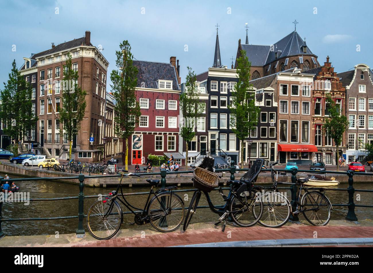 AMSTERDAM, NIEDERLANDE - 24. AUGUST 2013: Städtische Landschaft in Amsterdam, Niederlande, Blick auf Straßen und Kanäle im berühmten Kanalviertel, das zum UNESCO-Weltkulturerbe gehört Stockfoto