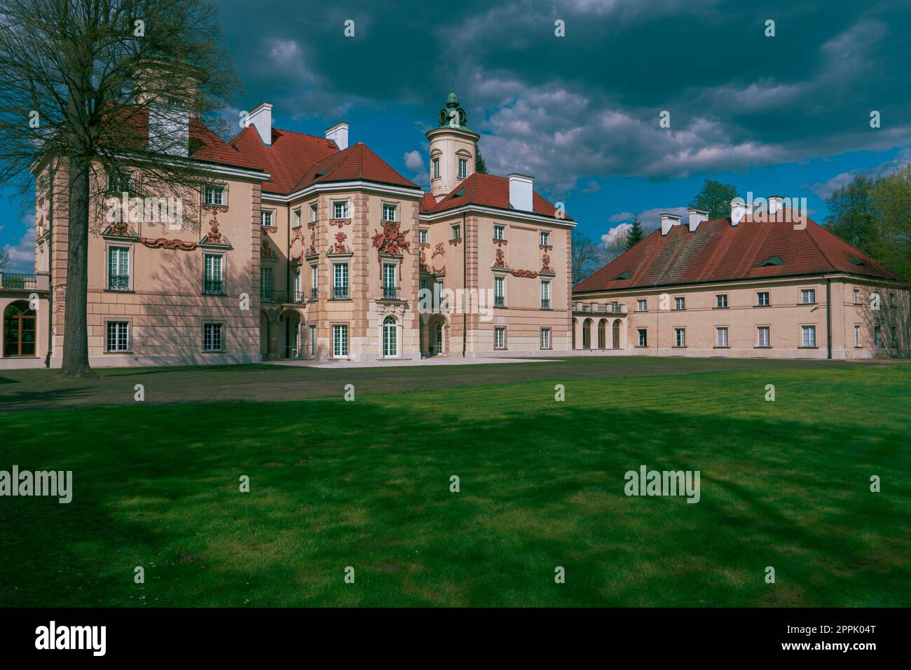 Südliche Fassade des Bielinsky-Palastes in Otwock Wielki in Polen. Klassistischer Palast auf einer Insel am Rokola-See, Residenz einer edlen Familie Stockfoto