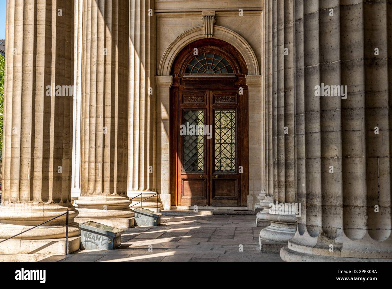 Säulenportal der Kirche Saint Sulpice in Paris Stockfoto