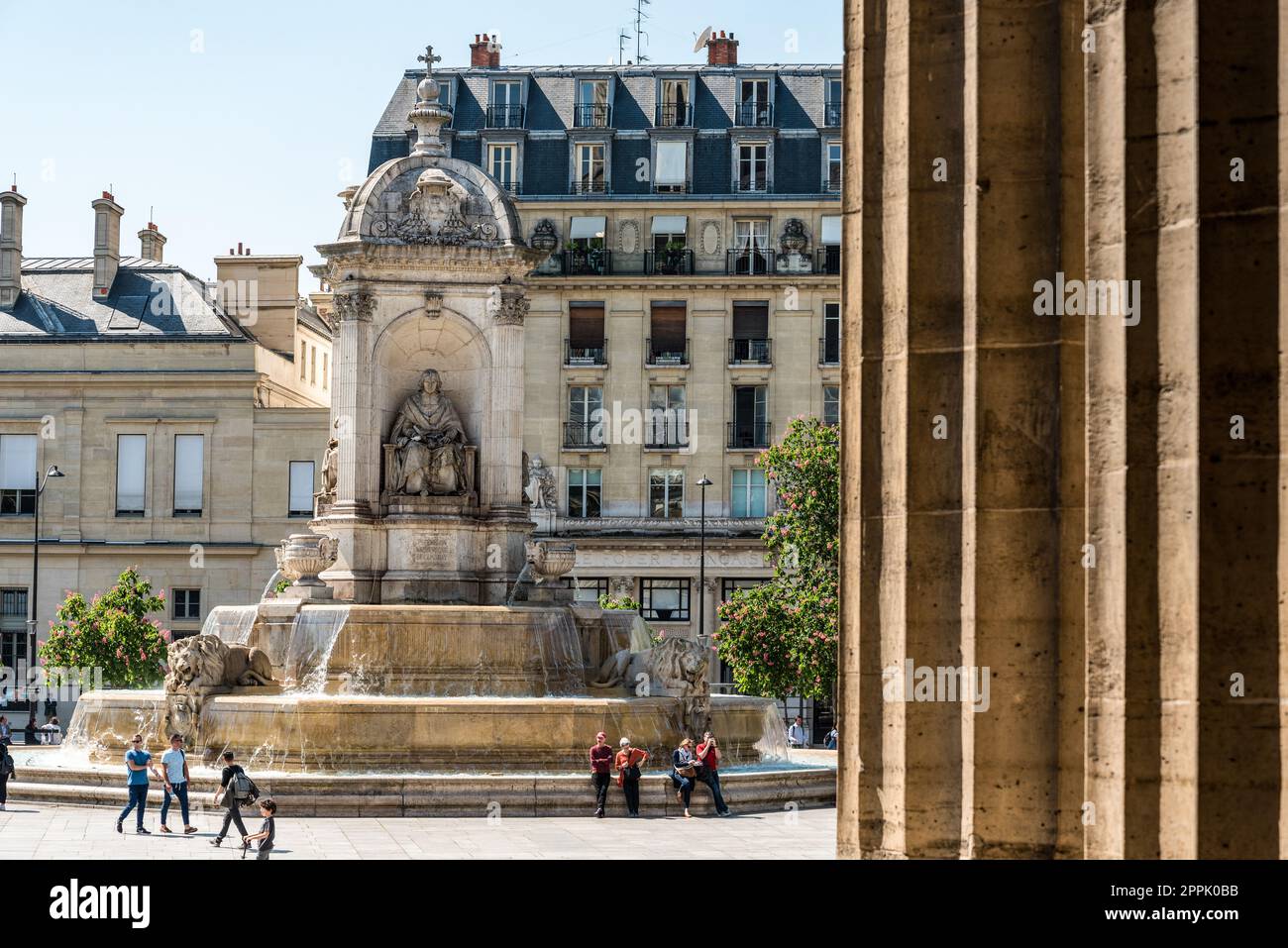 Brunnen St. Sulpice vor der gleichnamigen Kirche in Paris Stockfoto