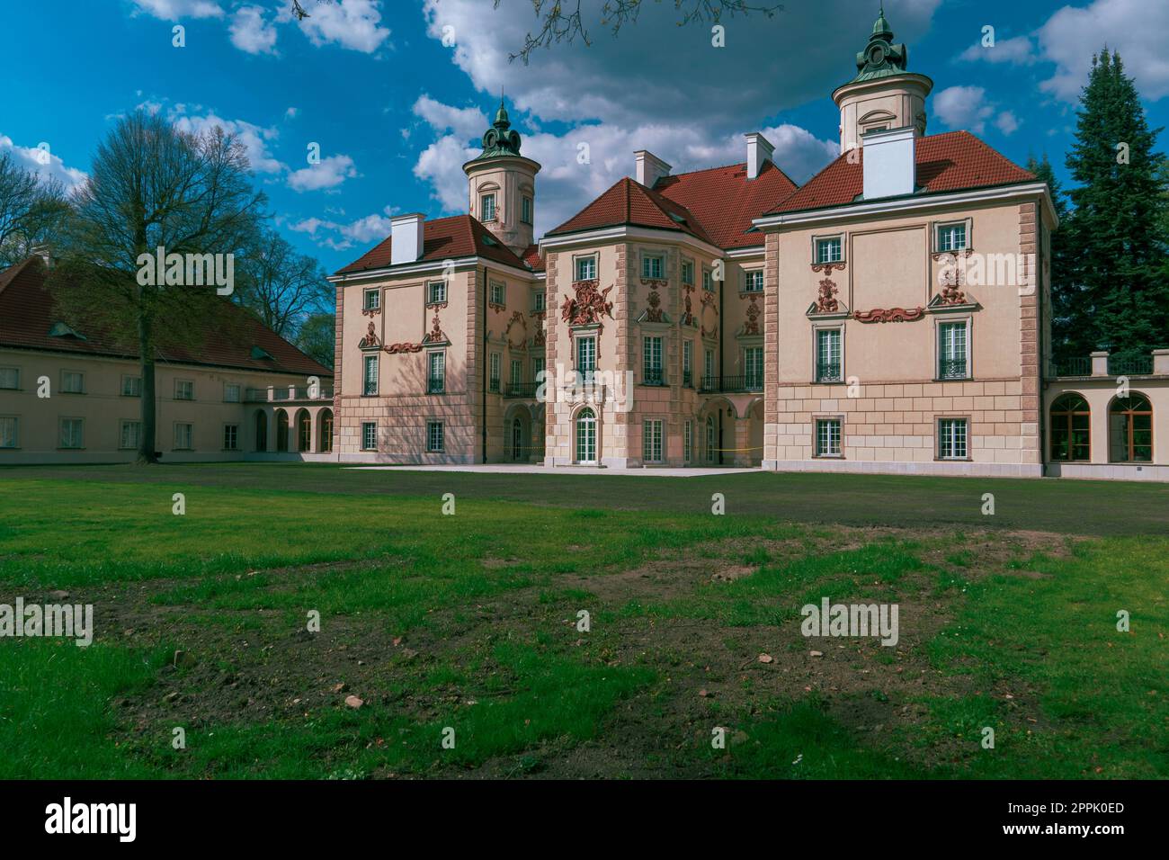 Südliche Fassade des Bielinsky-Palastes in Otwock Wielki in Polen. Klassistischer Palast auf einer Insel am Rokola-See, Residenz einer edlen Familie Stockfoto
