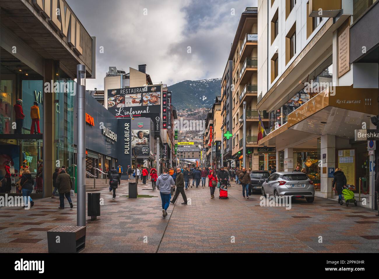 Leute, Touristen laufen und Einkaufen auf der Promenade mit Shoppingcenter in Andorra Stockfoto