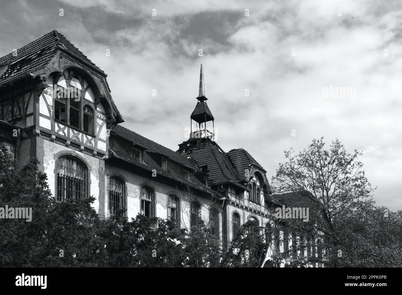 Verlassenes historisches Gebäude in Deutschland Krankenhaus Horrorszene gruselige Lage in Schwarz-Weiß Stockfoto