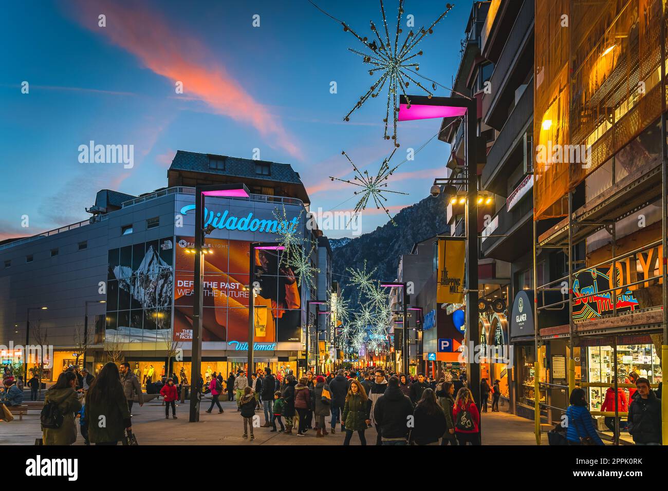 Menschenmenge zollfreie Einkäufe, Straße mit modernen Geschäften und Einkaufszentrum bei Nacht, Andorra Stockfoto