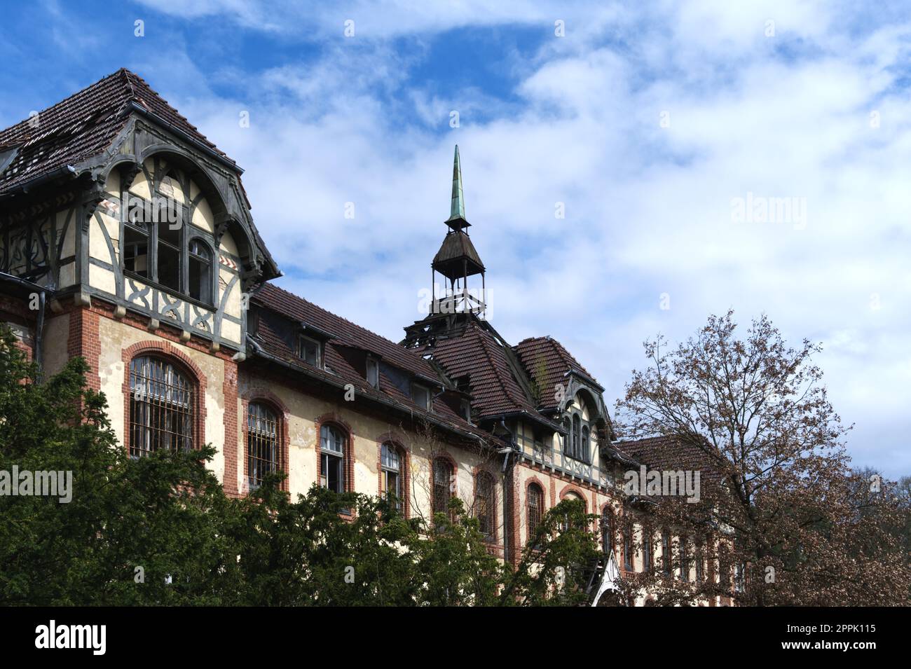 Verlassenes historisches Gebäude im deutschen Krankenhaus Horrorszene gruselige Lage Stockfoto