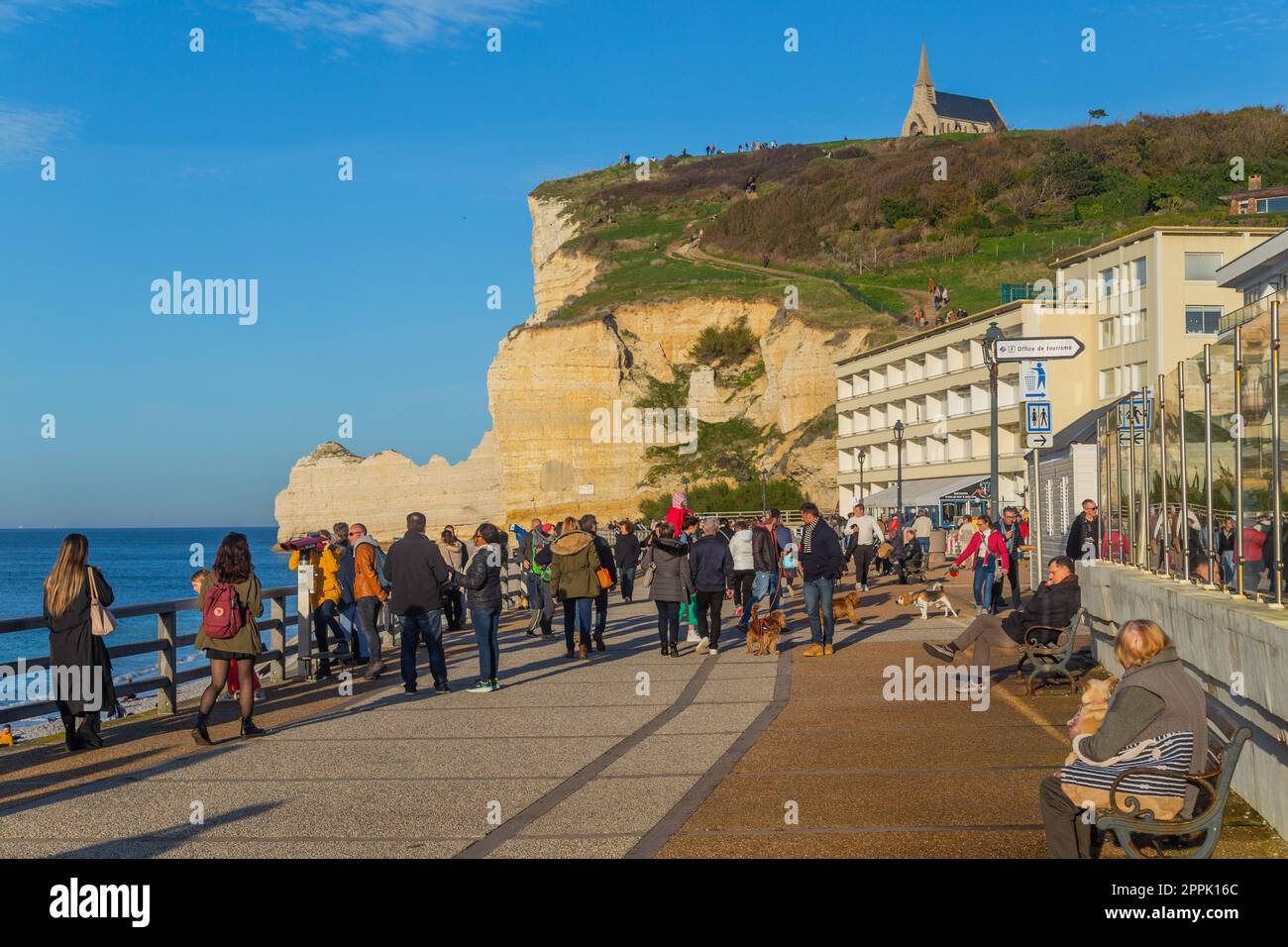 Die Leute ruhen sich aus und genießen die Aussicht Stockfoto