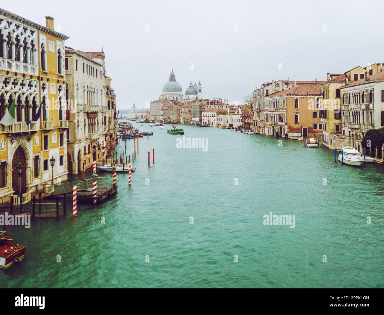 Gedämpfter Blick auf den grachten grande in Venedig im Herbst Stockfoto