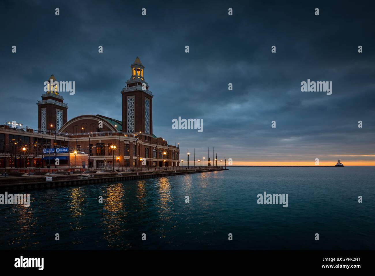 Blick auf den Navy Pier und den Chicago Harbour Lighthouse. Stockfoto