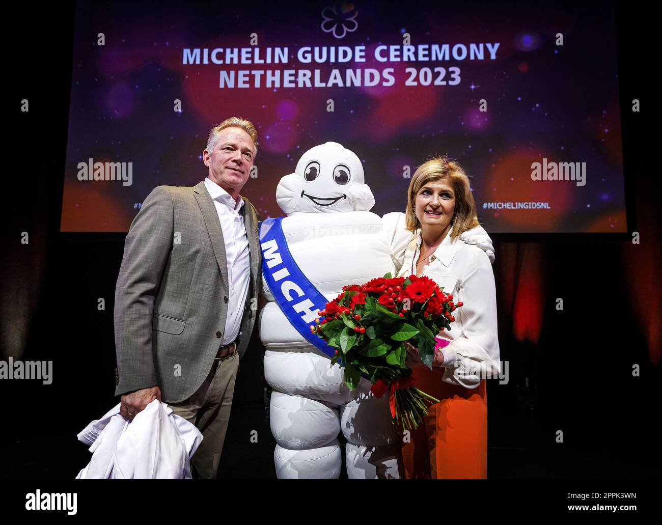 AMSTERDAM - Gewinner Jannis und Claudia Brevet (Inter Scaldes) gewinnen drei Michelin-Sterne bei der Bekanntgabe der niederländischen Michelin-Stars im DeLaMar Theater. Die Sterne werden an Restaurants vergeben, die eine hohe Wertschätzung für gastronomische Qualität haben. ANP REMKO DE WAAL niederlande raus - belgien raus Stockfoto