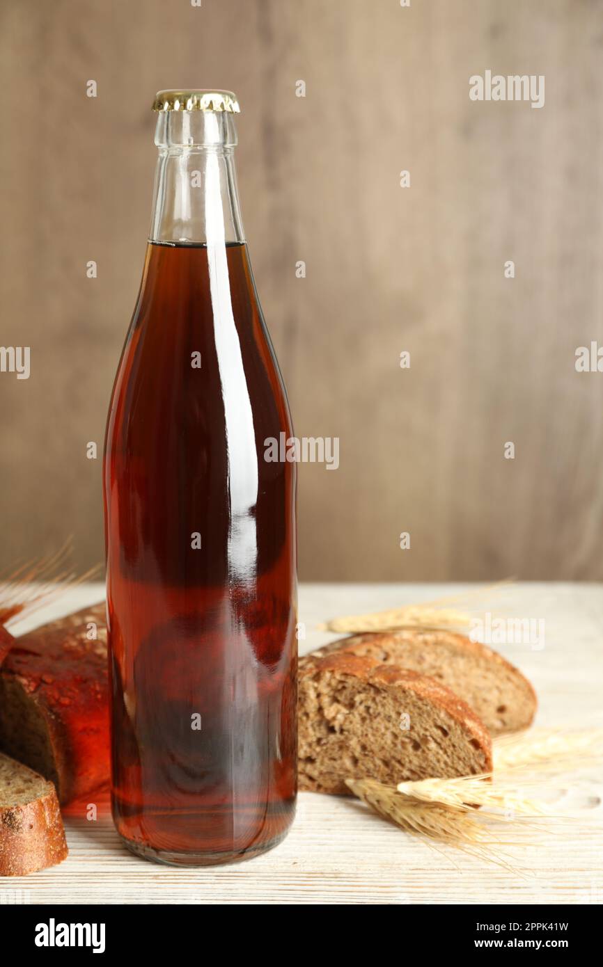 Flasche mit köstlichem frischen Kvass, Stacheln und Brot auf weißem  Holztisch Stockfotografie - Alamy