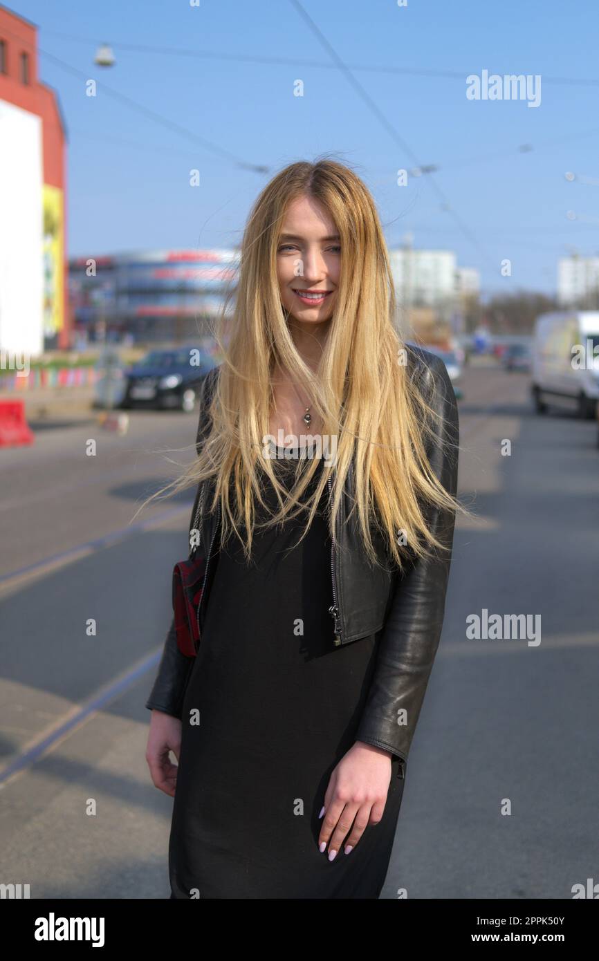 Hübsches Mädchen genießen die warme Sonne und Wind Stockfoto