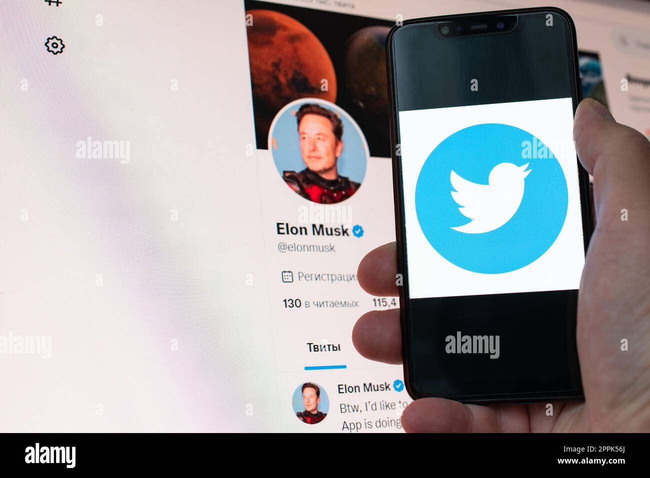 Kiew, Ukraine - 14. November 2022: Elon Musk Offizielles Twitter-Profil auf dem Monitor und Logo der sozialen Medien auf einem Smartphone in der Nähe. Elon Musk vereinbart Übernahme von Twitter. Stockfoto