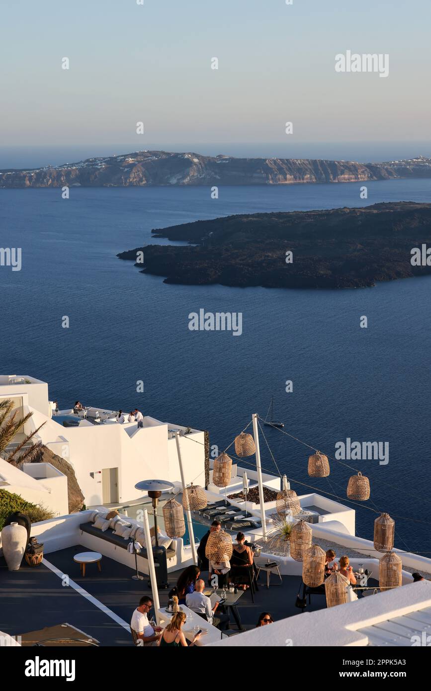 Tische auf der Restaurantterrasse mit malerischem Blick auf den Sonnenuntergang in Imerovigli. Santorini Stockfoto