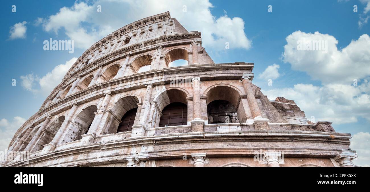 Kolosseum in Rom (Roma), Italien. Das berühmteste italienische Sightseeing am blauen Himmel Stockfoto