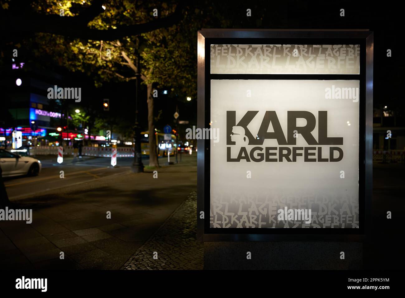 Neonschild als Außenwerbung für ein Karl Lagerfeld Geschäft am Kurfürstendamm in Berlin bei Nacht Stockfoto
