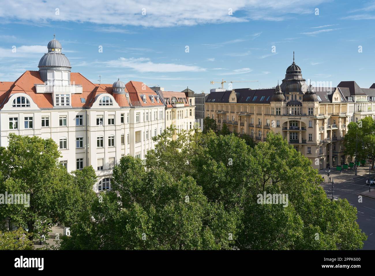 Teure Immobilien in Form historischer Herrensitze und Geschäftsgebäude des GrÃ¼nderzeit am Kurfürstendamm in Berlin Stockfoto