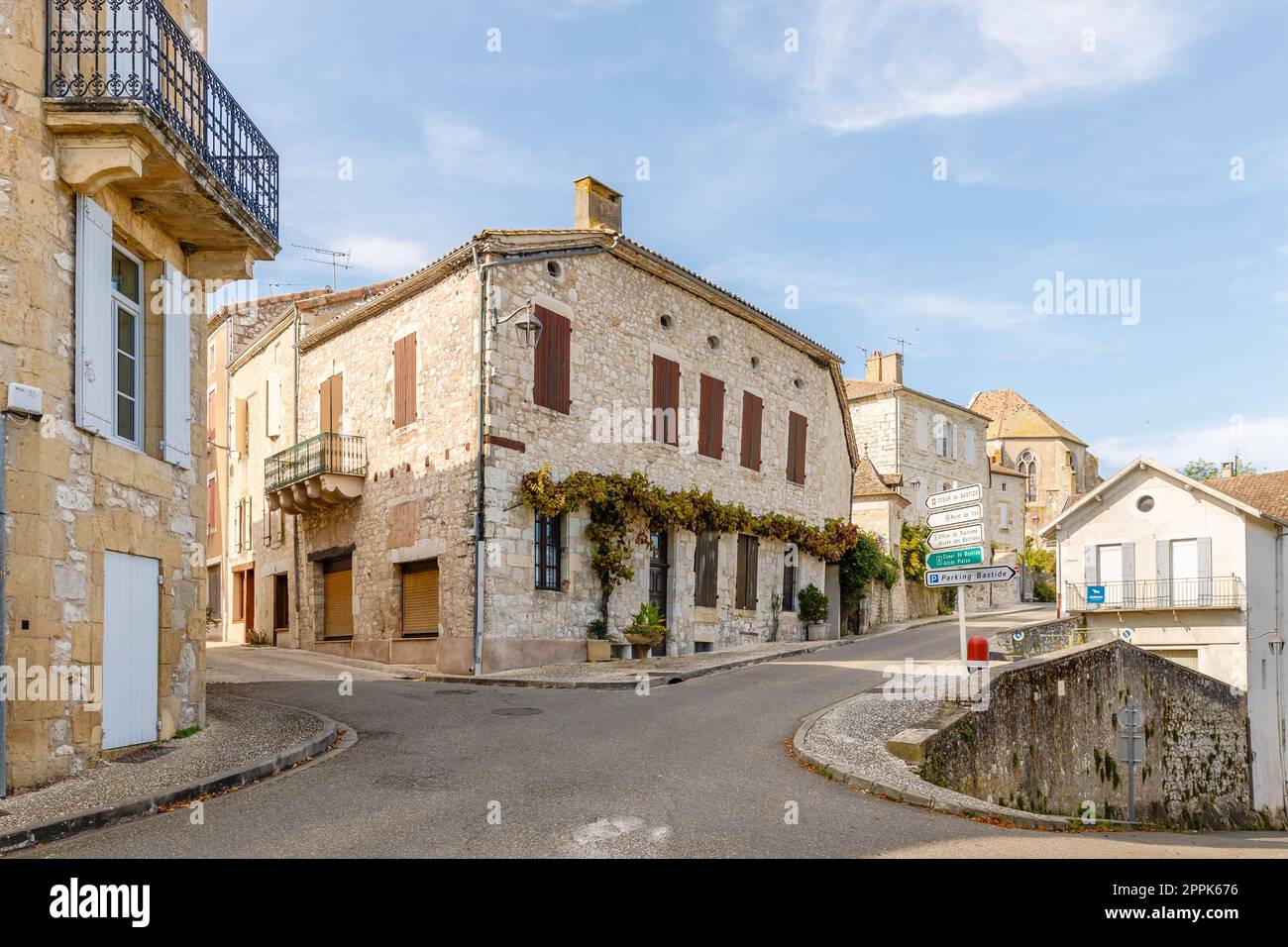 Architektonische Details typischer Häuser in Monflanquin, Frankreich Stockfoto