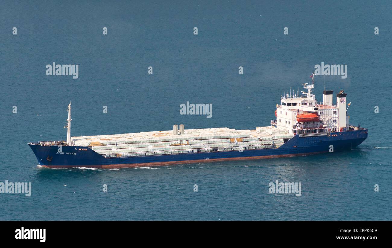 Beladenes Frachtschiff namens APRIL-TRAUM, das an einem Sommertag Bosporus passiert, Istanbul, Türkei Stockfoto