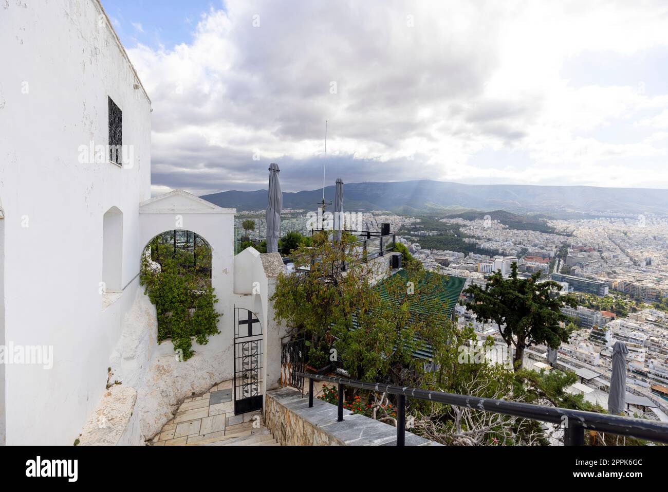 St. Georges Kapelle auf dem Gipfel des Mount Lycabettus, Athen, Griechenland. Stockfoto