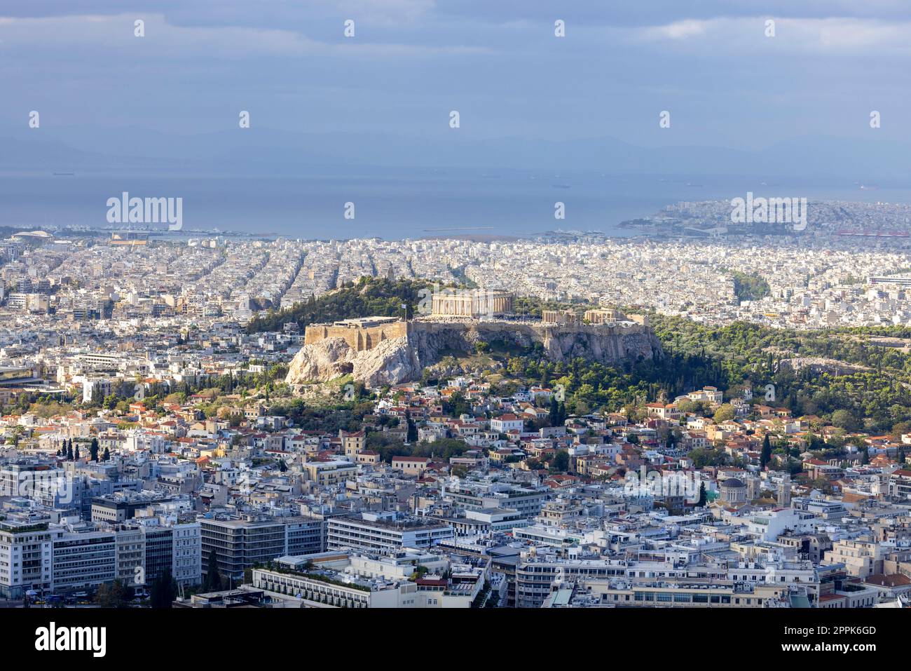 Luftaufnahme der Stadt mit dem Hügel der Akropolis von Athen vom Berg Lycabettus, Athen, Griechenland Stockfoto
