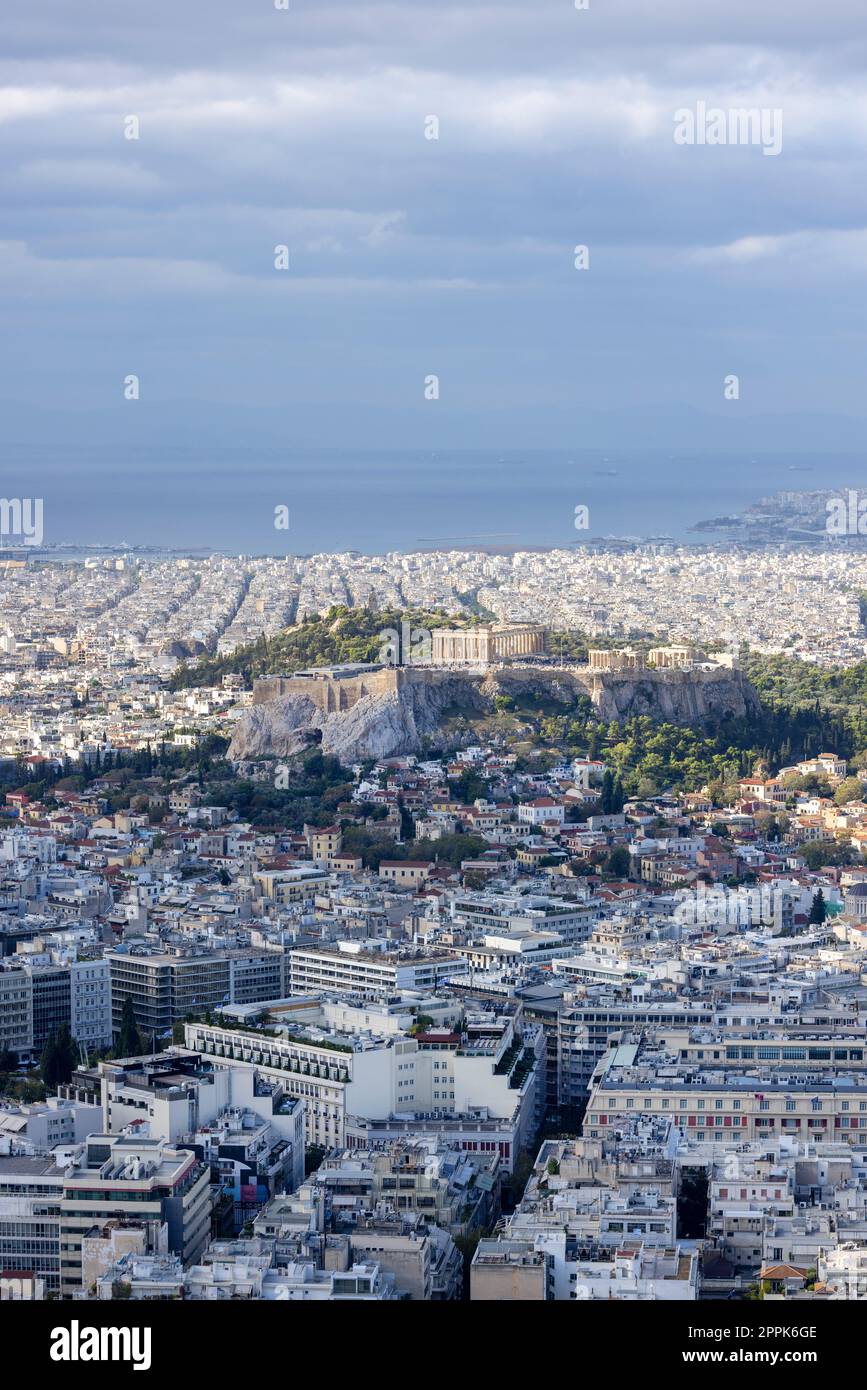 Luftaufnahme der Stadt mit dem Hügel der Akropolis von Athen vom Berg Lycabettus, Athen, Griechenland Stockfoto
