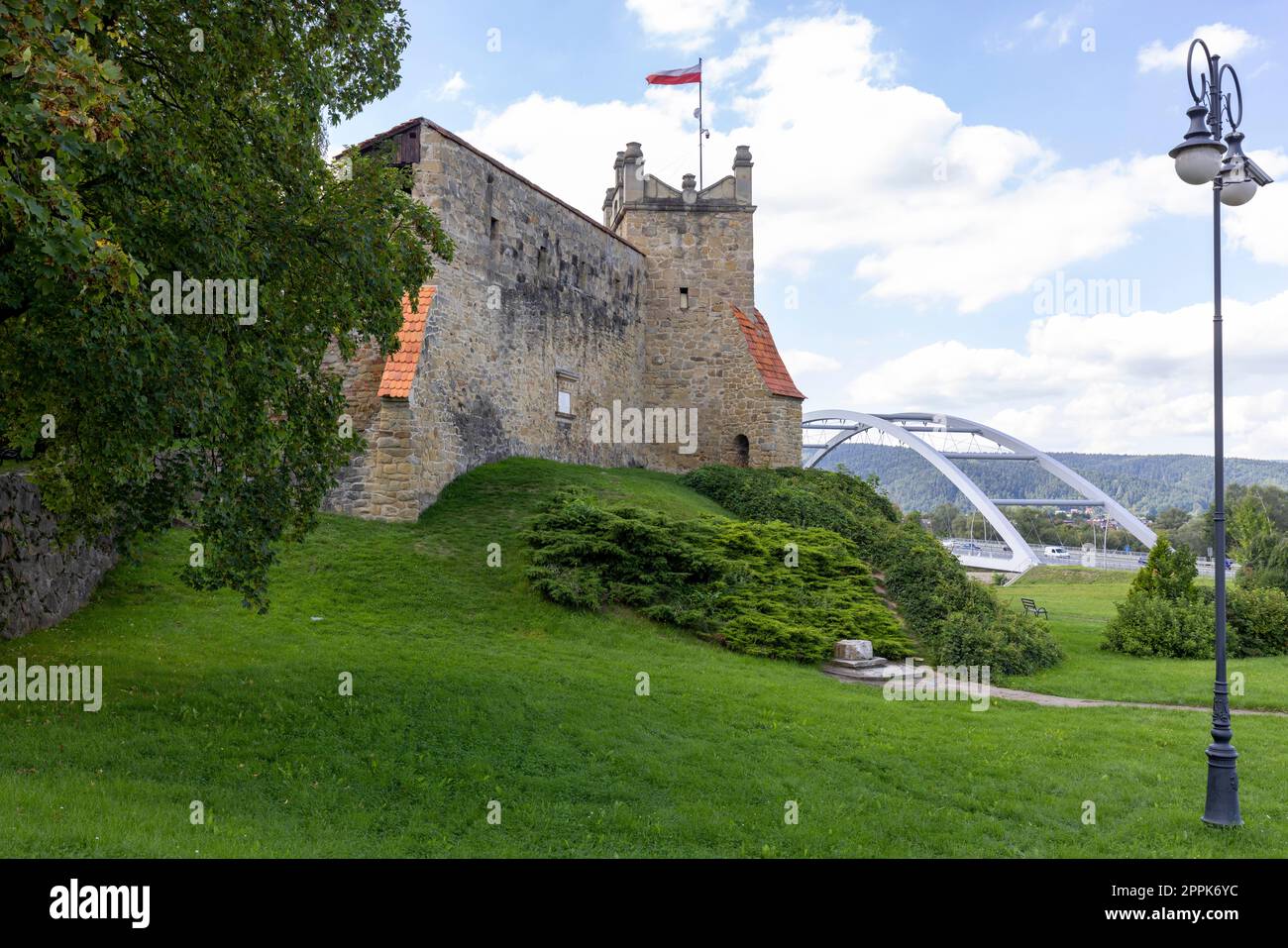 Mittelalterliches Schloss Nowy Sacz und die Pilsudski-Brücke über den Dunajec River, Nowy Sacz, Polen Stockfoto