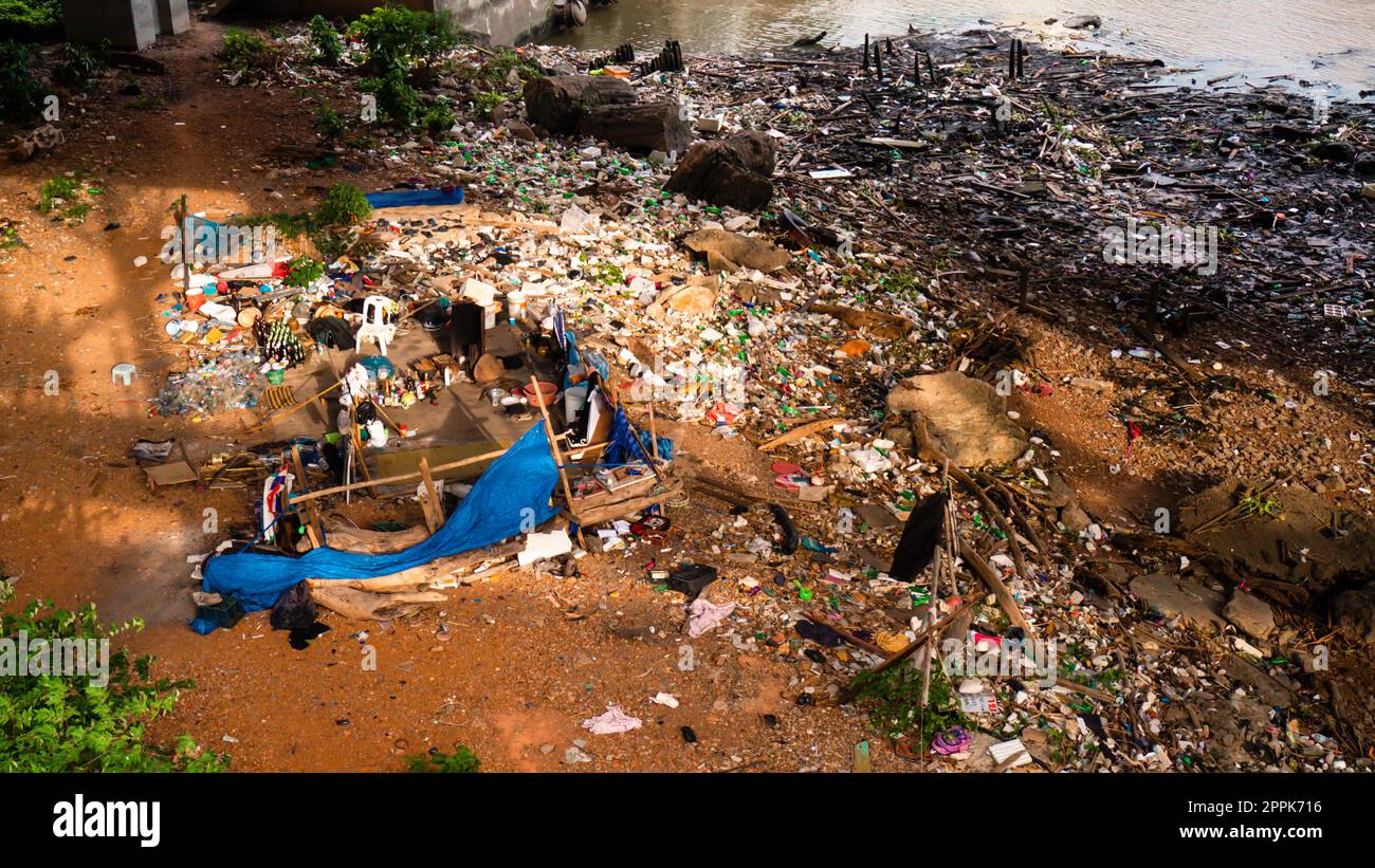 Bangkok THAILAND - Augest, 2019: Stark verschmutzte lokale Wasserstraße in der Nähe des Chao Phraya Flusses unter Rama 7 Brücken Obdachlosenlager - Obdachlos in Thailand .Glabal Verschmutzung Plastikmüll Problem Stockfoto