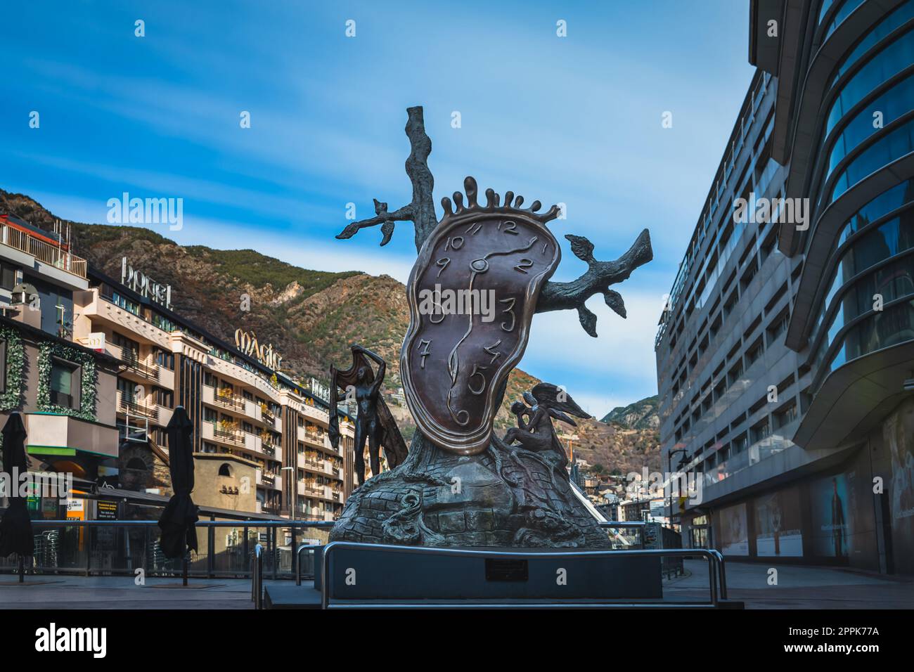 Salvador dali clock statue -Fotos und -Bildmaterial in hoher Auflösung –  Alamy
