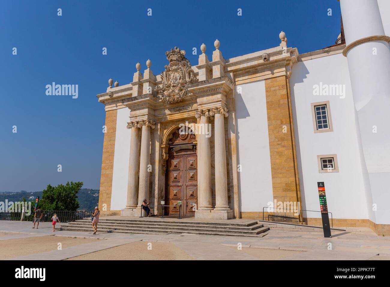 Eingang der Joanina-Bibliothek in der Universität Coimbra Stockfoto